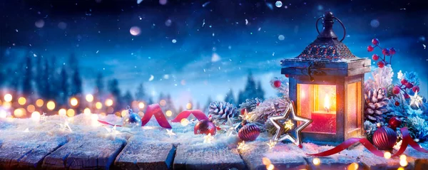 Linterna Navidad Con Decoración Mesa Nieve Luz Vela Nevada Paisaje — Foto de Stock