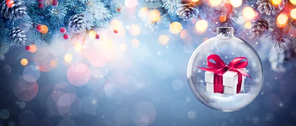 Kerstcadeau Aanwezig Bal Opknoping Fir Branch Met Bokeh Lichten Blauw — Stockfoto
