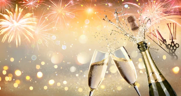 香槟酒新年祝酒及烟花欢庆派对 小钟脸 抽象灯火欢庆派对 — 图库照片