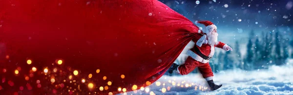 Babbo Natale Con Banner Rosso Borsa Esecuzione Sulla Neve Nel — Foto Stock