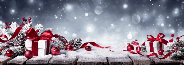 Prezent Śniegu Zimowym Białym Tle Prezenty Gałęzi Czerwonych Ozdoby — Zdjęcie stockowe