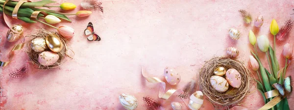 Пасхальные Золотые Яйца Розовом Фоне Тюльпанами Гнездом — стоковое фото