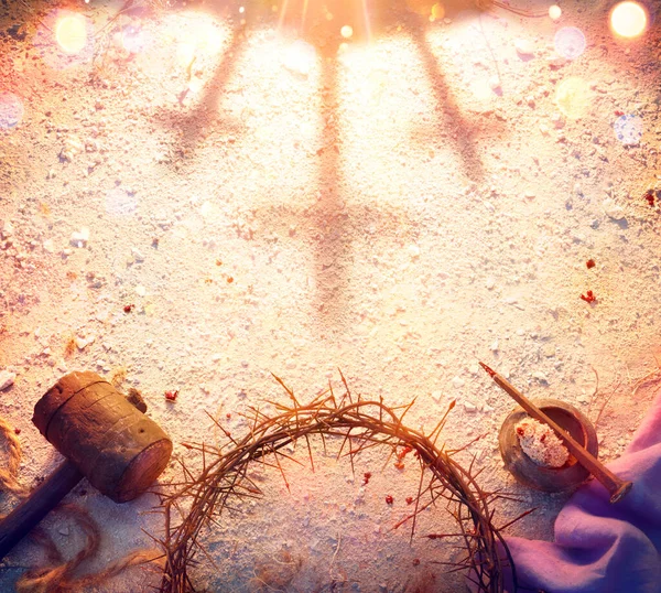 イエス キリストの変化と情熱 抽象的な太陽の光で地面を避けるためにマレットと紫のローブでとげと血のスパイクの冠と十字架の影 — ストック写真