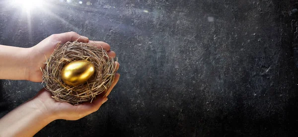 Golden Egg Hands Valor Aposentadoria Conceito Investimentos — Fotografia de Stock