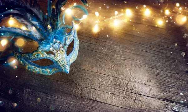 Venezianische Maske Auf Holztisch Mit Defokussiertem Bokeh Licht Dunkeln — Stockfoto