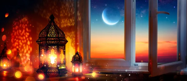 Ramadán Kareem Linternas Árabes Ventana Con Luna Atardecer Luces Desenfocadas —  Fotos de Stock