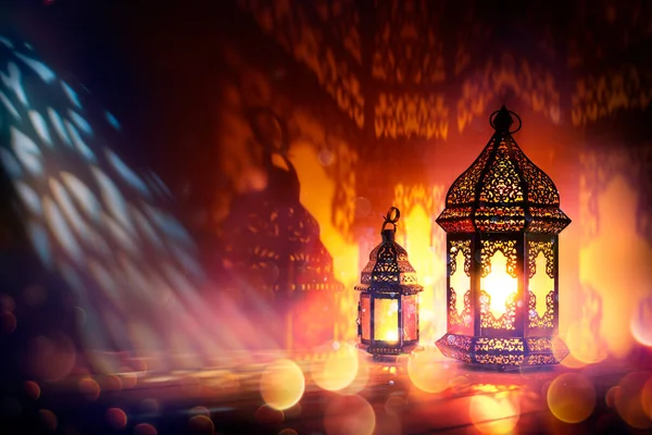 Ramadan Kareem Linternas Árabes Brillan Oscuridad Con Luces Desenfocadas Abstractas —  Fotos de Stock