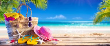 Tropikal Kum Torbası - Plaj Tatili - Aksesuarlar Havlu Şapka ve Yapraklar ve Mavi Deniz Terlikleri