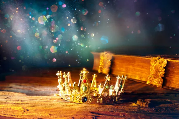 Middeleeuwse Koning Kroon Oud Boek Verhaal Van Fantasy Koninkrijk Met — Stockfoto