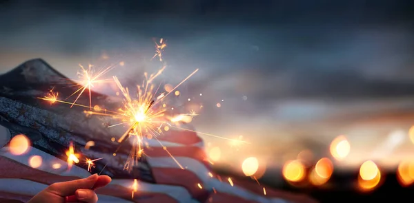 American Flag Sparkler Juli Självständighetsdagen Och Minnesdagen Abstrakt Desokuserat Ljus — Stockfoto