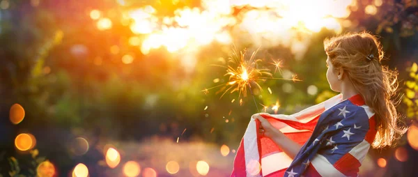 Unabhängigkeitstag Kleines Mädchen Mit Flagge Stolz Und Freiheitskonzept Patriot Mit — Stockfoto