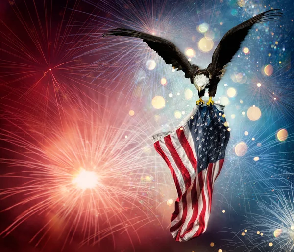 Águila Con Bandera Americana Ondea Los Fuegos Artificiales Con Luces Fotos de stock libres de derechos