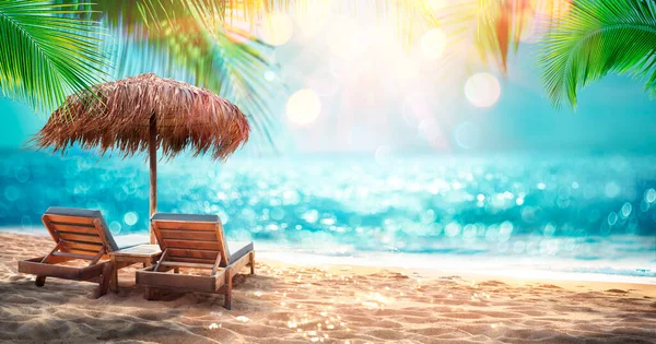热带海滩日光浴沙滩与海洋中的落叶棕榈软垫椅 抽象脱壳海景与闪光效果 — 图库照片