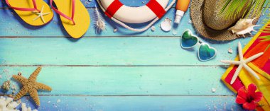 Plaj Yaz Arkaplanı - Aksesuarlar Şapka ve Havlu Sandalkum Güneş gözlüğü Mavi tahta üzerinde