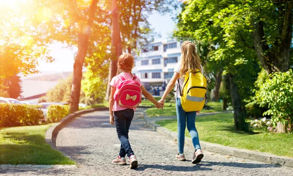 带着背包在公园里散步的学生 女学生返回学校 — 图库照片