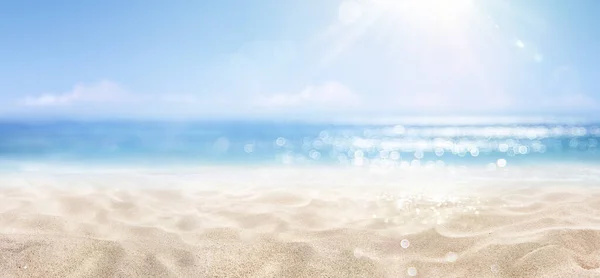 Sand Mit Blauem Meer Strand Sommer Defokussiert Hintergrund Mit Glitzerndem — Stockfoto