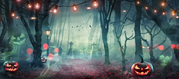 ハロウィーン ポンプキンスと幽霊と月光で狩られた森 トワイライトで文字列ライトで墓地にジャックOランタン — ストック写真