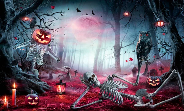 Halloween Esqueletos Espeluznante Bosque Luz Luna Jack Linternas Cementerio Atardecer — Foto de Stock