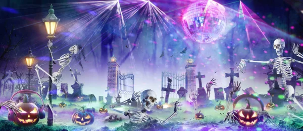 Halloween Disco Party Tökök Zombik Táncolnak Temetőben Éjjel — Stock Fotó