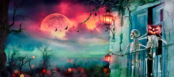 万圣节之夜场景 月光下鬼屋的骷髅 包含月球3D渲染 — 图库照片