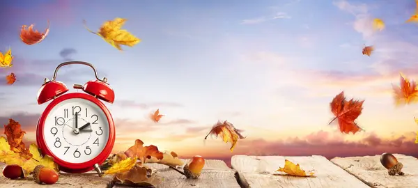 Время Осени Переход Летнее Время Будильник Рассвете Листьями Вернуться Зимнему — стоковое фото