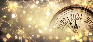 2024 Yeni Yıl - Saat ve Havai fişekler - Geceyarısına Geri sayım - Özetlenmiş Özgeçmiş