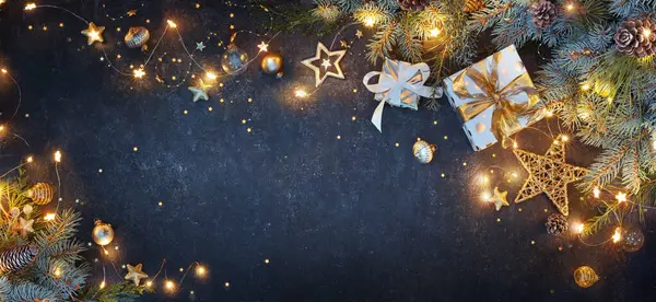 Kerstverlichting Met Geschenkdozen Ornamenten Fir Branches Blauwe Achtergrond — Stockfoto