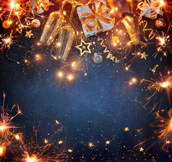 Celebrazione Capodanno Luci Con Bicchieri Champagne Scatole Regalo Con Ornamenti — Foto Stock