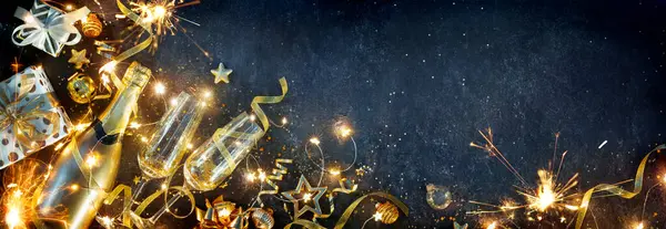 Neujahrsfeier Sektflöten Und Geschenkboxen Mit Goldener Dekoration Und Wunderkerze Auf — Stockfoto
