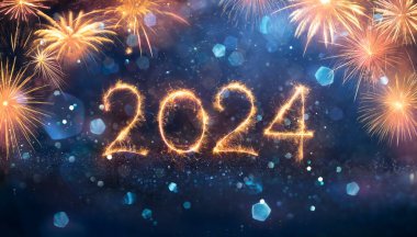 2024 - Yeni Yıl Maytap ve Havai fişeklerle Soyut Odaklanmış Parıltı Gecesinde Yeni Yıl