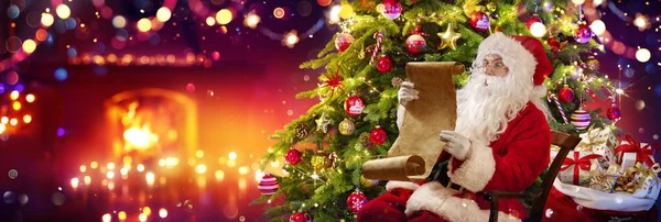 Der Weihnachtsmann Hause Auf Der Wunschliste Weihnachtsbaum Und Kaminfeuer Mit — Stockfoto