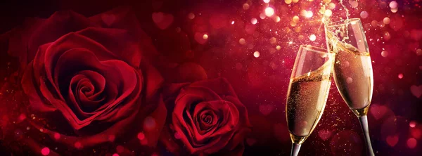 バレンタインデー ボケライト付きのシャンパンとバラと乾杯 本物のショット ロイヤリティフリーのストック写真