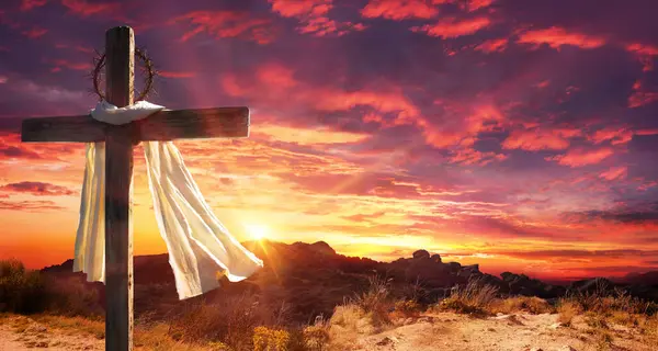 Kreuz Mit Robe Und Dornenkrone Auf Dem Hügel Bei Sonnenuntergang lizenzfreie Stockfotos