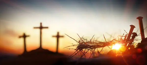 十字架のカルバリー 砂の冠と血のスパイクは 丘とフレアライトの影響を分離したクロスで夕日を過ごす ストック画像