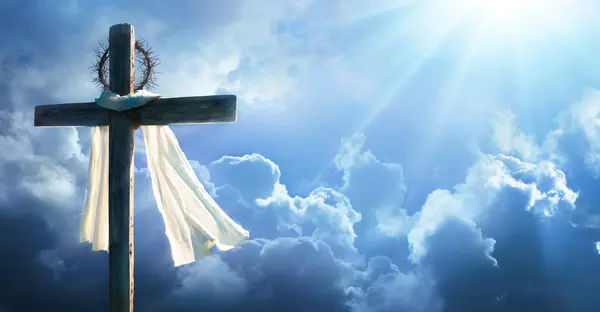 ローブとの十字架と天空に対するソーンズの冠 カルバリーと復活コンセプト ロイヤリティフリーのストック画像