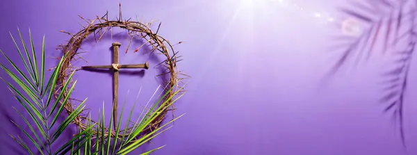 Fastenzeit Dornenkrone Und Kreuz Mit Palmblättern Und Blutigen Stacheln Für Stockbild