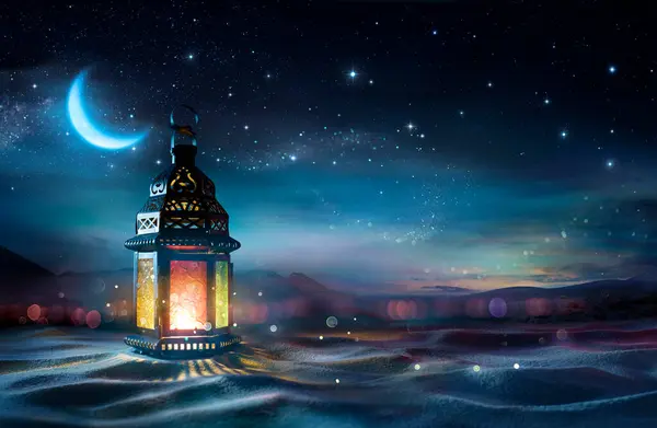 拉马丹 卡里姆 Ramadan Kareem 阿拉伯灯笼在夜晚配得上新月和魔法闪耀 开斋节 免版税图库图片