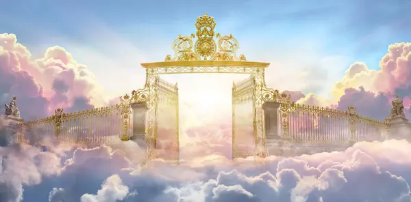 天堂之门 来世之门 日出时分的云彩上天堂之门 图库照片