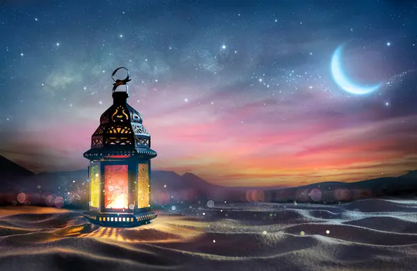 拉马丹 卡里姆 Ramadan Kareem 带新月的沙漠黎明的阿拉伯灯笼 光中的魔法抽象闪耀 免版税图库图片