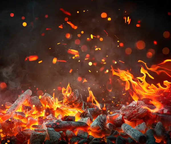 烧烤背景焦炭 热火焰与消失焦火花 图库照片