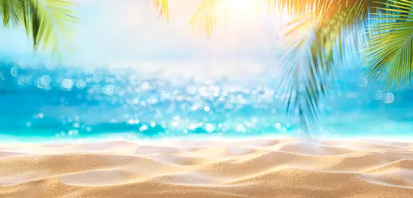 海滩假日 阳光下的沙滩和脱色的棕榈叶 大海中闪烁着光芒的海景 免版税图库照片