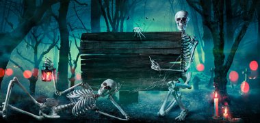 Cadılar Bayramı Kartı - Ahşap Tabelalı Orman Geceleyin İskeletli Mezarlık