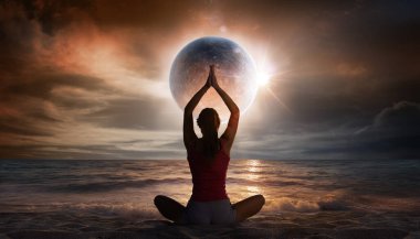  Güneş Tutulmasında Sahilde Yoga Yapan Kadın