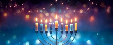 Hanukkah Menorah - Parlayan Mumlar ve Parlayan Işıklarda David Yıldızları - Soyut Odaklanmayan Arkaplan