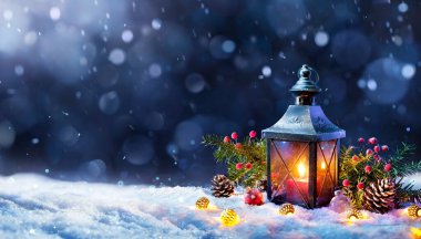 Soyut Soğuk Gece Dekorasyonlarıyla Karda Noel Feneri