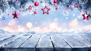 Karda Kırmızı Süslü Noel Masası - Özet Karlı Arkaplanda