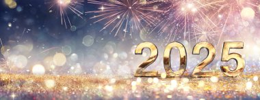 2025 Yeni Yıl Kutlaması - Soyut Odaklanmış Bokeh Işıkları ile Havva Gecesinde Altın Sayılar ve Havai fişekler