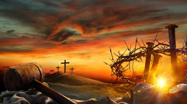 Çarmıha gerilme süvarisi, tepenin üzerindeki haçlarla günbatımında dikenler ve çivilerden oluşan taç.