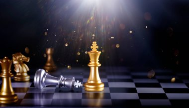 Satranç Kralı Yendi ve Kazandı - Başarılı İş Stratejisi - Şah Mat - Rekabet Konsepti - Soyut Parlamayla Şah Mat