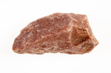 Taş cilalanmamış ve kırmızı renkte. Yapısı açıkça görülüyor. Aynı zamanda sertlik ve kırılganlığı gösteriyor..